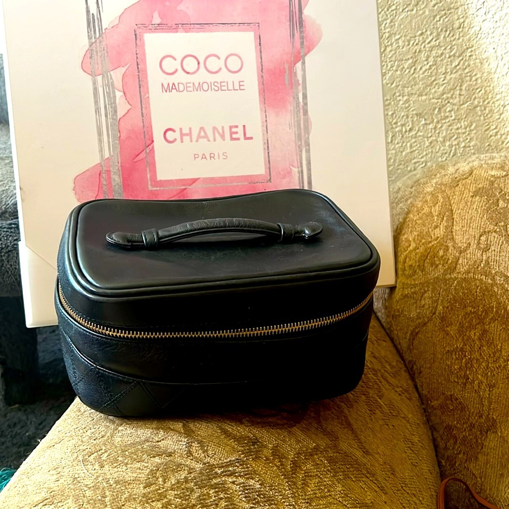 Beautiful Lambskin leather CHANEL Vanity in very good used condition